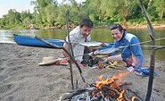 Fisch grillen am Lagerfeuer , Foto: Nada Quenzel, Lizenz: Tourismusverband Niederlausitz