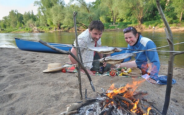 Fisch grillen am Lagerfeuer , Foto: Nada Quenzel, Lizenz: Tourismusverband Niederlausitz
