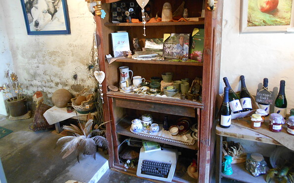 Kleiner Verkaufsraum im alten Stall, Foto: Exotik-Kunst-Garten
