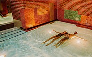 Floating im Intensivsolebecken, Foto: Finn Eidam, Lizenz: Spreewald Therme GmbH