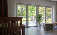 Die helle Fensterfront - Blick auf die Terrasse und in den Garten, Foto: H. Herrmann, Lizenz: H. Herrmann