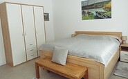 Das Schlafzimmer mit dem Doppelbett und dem großen Schrank, Foto: H. Herrmann, Lizenz: H. Herrmann