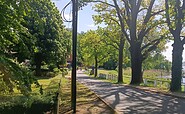 Blick auf den Uferweg direkt vor dem Garten, Foto: H. Herrmann, Lizenz: H. Herrmann