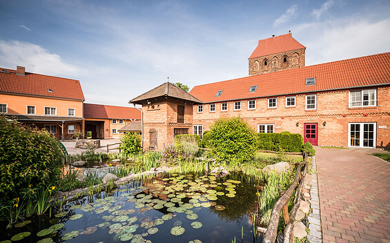 Project JUNE – Hotel und Hof