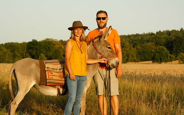 Hiking with a donkey as a companion, Foto: Heidesee Esel, Lizenz: Heidesee Esel, Daniel und Nicole Fiedler GbR Mohr