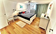 Elternschlafzimmer Bett 180x200 (Babybett verfügbar), Foto: Hüller