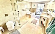 großes Luxusbad mit BD-Klo und Abluft, Walk in Shower, Badewanne, 2 Waschbecken, Handtüchern, Shampoo, Body Lotion, Foto: Hüller