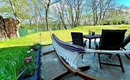 Terrasse mit Blick in den Wald und auf den See, Foto: Hüller