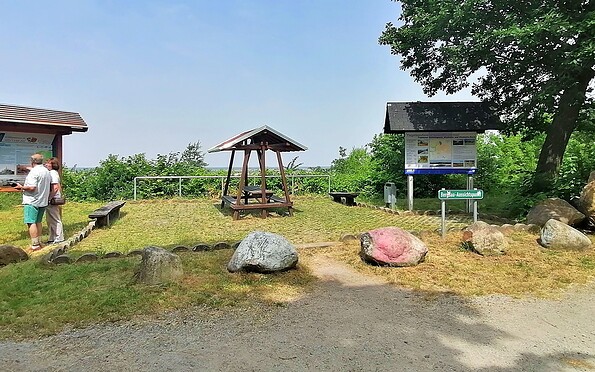 Rastplatz am Tagebauaussichtspunkt, Foto: Marcus Heberle, Lizenz: Tourismusverband Lausitzer Seenland e.V.