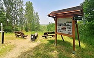 Rastplatz mit Informationstafel zum Römerkeller, Foto: Marcus Heberle, Lizenz: Tourismusverband Lausitzer Seenland e.V.