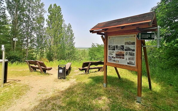 Rastplatz mit Informationstafel zum Römerkeller, Foto: Marcus Heberle, Lizenz: Tourismusverband Lausitzer Seenland e.V.
