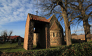 Die Kirche von Preußnitz hat einen externen Glockenturm, Foto: Bansen-Wittig