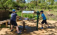 Wasserspieltisch im AuenReich, Foto: Dieter Damschen