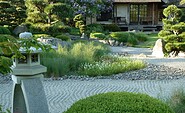 ROJI Japanische Gärten - Der Trockenlandschaftsgarten ist das Herzstück der ganzen Anlage - viele geschnittenen Büsche, gestaltete Kiefern, Felsen und geharkter Kies , Foto: Gesine Jochems, Lizenz: Gesine Jochems