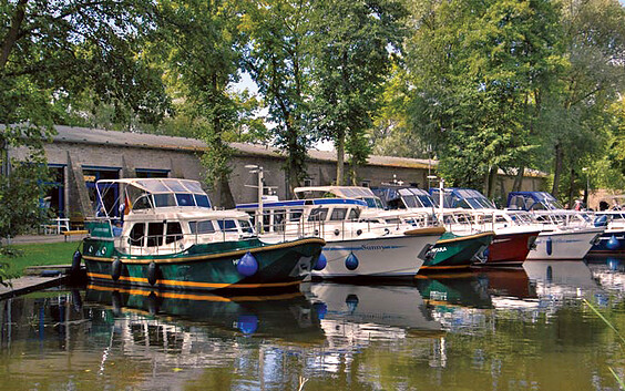 Yachten Linssen Dutch Sturdy, 320 Evergreen oder Pedro Skiron 35, Foto: Marina Alter Hafen, Lizenz: Marina Alter Hafen