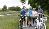 Radlergruppe auf dem Schwarze-Elster Damm, Foto: Kai Hüttner, Lizenz: Kai Hüttner