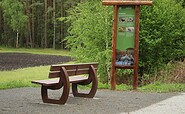 Schautafel und Bank am Wanderweg, Foto: Cordula Schladitz, Lizenz: Cordula Schladitz