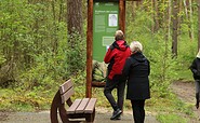 Wanderer an Schatafen und Bank, Foto: Cordula Schladitz, Lizenz: Cordula Schladitz