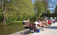 Gemütliche Atmosphäre direkt am Wasser, Foto: Johannes Schimmank, Lizenz: Hafen Waldschlösschen