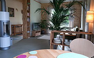 Innenansicht mit Kamin Ferienwohnung Mellengarten, Foto: Joshua Murat