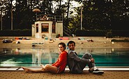 Die beiden Hauptdarsteller Tyrell Otoo (rechts) und Leyb-Anouk Elias im Film „Für immer Freibad“, Foto: Xiomara Bender, Lizenz: ZDF