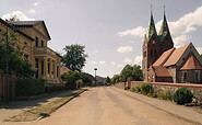 Straße &quot;In Willmersdorf&quot; als Hauptdrehort im Film &quot;Unterleuten - Das zerrissene Dorf&quot;, Foto: Stefan Erhard, Lizenz: ZDF