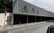 Fahrradparkhaus Oranienburg mit Fahrradreparaturstation direkt neben dem Bahnhof, Foto: Jörg Bartz, Lizenz: TV Ruppiner Seenland e.V.
