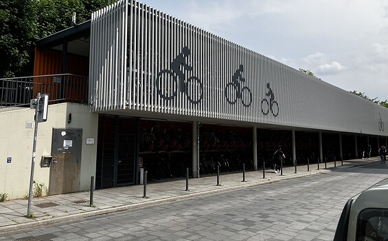 Outdoor-Fahrradreparaturstation Oranienburg am Bahnhof-Fahrradparkhaus