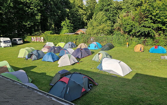 Camping-Wiese am Kanu-Bootshaus an der Cottbuser Spree, Foto: Jürgen Peter, Lizenz: Jürgen Peter