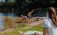 Kinder am Sandstrand, Foto: Julia Nimke, Lizenz: Tourismusverband Ruppiner Seenland e. V.