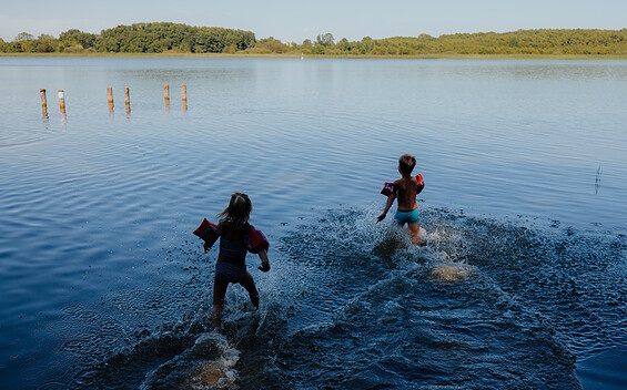Badende Kinder, Foto: Julia Nimke, Lizenz: Tourismusverband Ruppiner Seenland e. V.