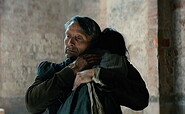 Mads Mikkelsen in dem Film „The King’s Land“, in einer Szene im Kloster Chorin, Foto: Filmstill, Lizenz: Plaion