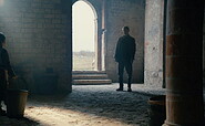 Szene aus dem Film „The King’s Land“, der unter anderem im Kloster Chorin gedreht wurde., Foto: Filmstill, Lizenz: Plaion