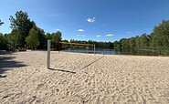 Weitläufiger Sandstrand mit Beachvolleyball-Netz, Foto: Sabine Ducos, Lizenz: Amt Burg (Spreewald)