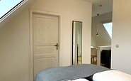 Blick in Wohn- und Essbereich sowie das Badezimmer, Ferienwohnung 1, Foto: U. Haselbauer, Lizenz: Tourismusverband Lausitzer Seenland e.V.