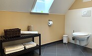 Ablage und WC im badezimmer, Ferienwohnung 1, Foto: U. Haselbauer, Lizenz: Tourismusverband Lausitzer Seenland e.V.