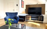 Blick von der Couch zum Eingang und auf den Schlafbereich, Ferienwohnung 2, Foto: U. Haselbauer, Lizenz: Tourismusverband Lausitzer Seenland e.V.