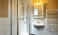 Shower cubicle with washbasin, mirror and towel dryer, vacation apartment 1, Foto: U. Haselbauer, Lizenz: Tourismusverband Lausitzer Seenland e.V.