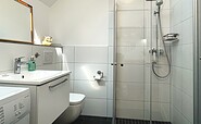 Bathroom with shower, washbasin and toilet, vacation apartment 2, Foto: U. Haselbauer, Lizenz: Tourismusverband Lausitzer Seenland e.V.