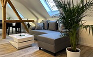 FeWo Reichwalde: Gemütliche Sitzecke mit kleinem Couchtisch, Foto: Ulrike Haselbauer, Lizenz: Tourismusverband Lausitzer Seenland e.V.