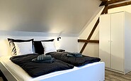 FeWo Reichwalde: Blick auf das Doppelbett und Schrank im Schlafzimmer, Foto: Ulrike Haselbauer, Lizenz: Tourismusverband Lausitzer Seenland e.V.