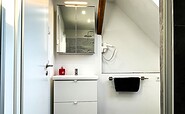 FeWo Reichwalde:Badezimmer mit Spiegelschrank, Waschtisch und Handtuchhalter, Foto: Ulrike Haselbauer, Lizenz: Tourismusverband Lausitzer Seenland e.V.