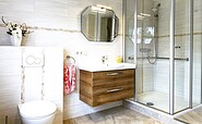 Bathroom with toilet, washbasin and shower, Foto: U. Haselbauer, Lizenz: Tourismusverband Lausitzer Seenland e.V.