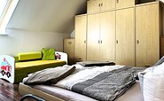 Blick auf Schrankwand und Kinderbett, Foto: U.Haselbauer, Lizenz: Tourismusverband Lausitzer Seenland e.V.