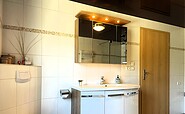 Badezimmer mit Toilette, Spiegelschrank und Waschtisch, Foto: U.Haselbauer, Lizenz: Tourismusverband Lausitzer Seenland e.V.