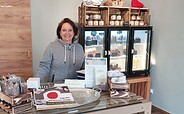 Doreen Engelhard in the farm store at Weidelandfarm, Foto: Katrin Greiser, Lizenz: Naturparkverwaltung Nuthe-Nieplitz