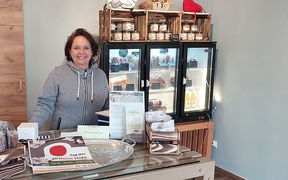 Doreen Engelhard in the farm store at Weidelandfarm, Foto: Katrin Greiser, Lizenz: Naturparkverwaltung Nuthe-Nieplitz