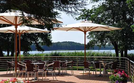 Schlüßhof - Terrasse zum See, Foto: Schlüßhof, Lizenz: Schlüßhof
