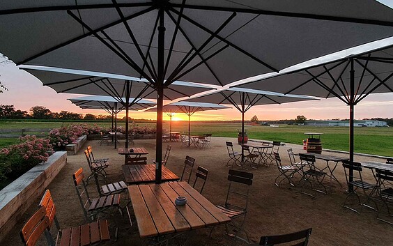 Biergarten, Foto: Flugplatz Bienenfarm GmbH, Lizenz: Flugplatz Bienenfarm GmbH