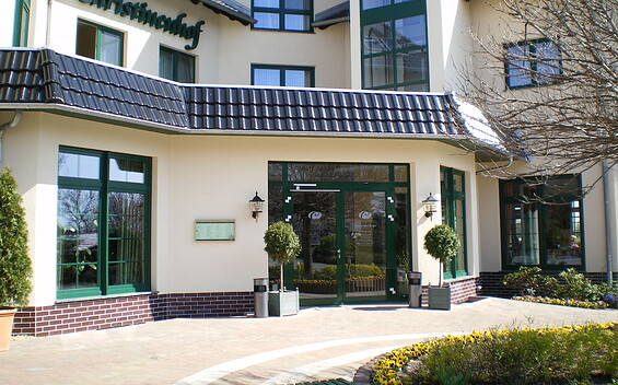 Außenansicht des Hoteleinganges, Foto: Amt Peitz/Picnjo, Lizenz: Amt Peitz/Picnjo